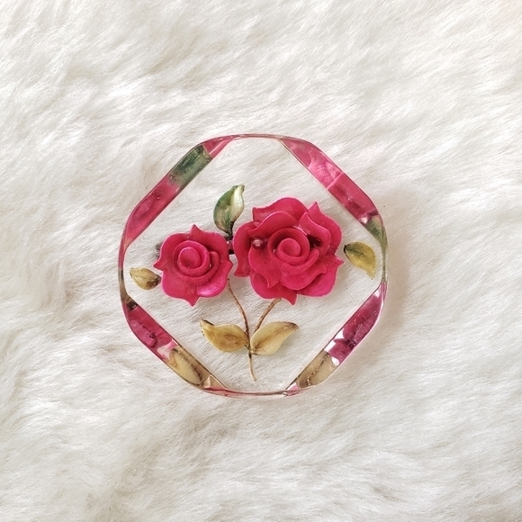 VINTAGE 1940s Early Plastic Reverse Carved Lucite Floral Rose Brooch - Picture 5 of 5